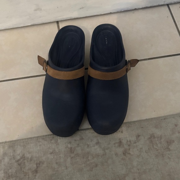 CROCS Woman’s Navy and Tan Slippers - Picture 3 of 5